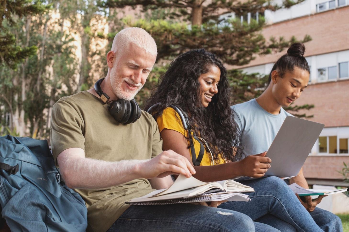 Internationale Studenten beim gemeinsamen Lernen